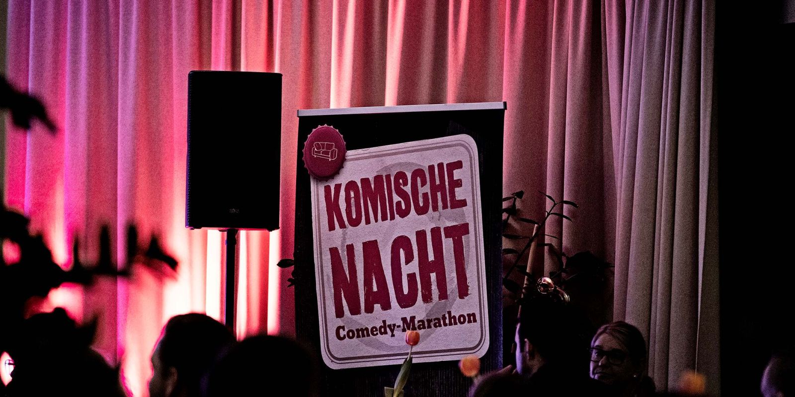 Die Komische Nacht ist eines der erfolgreichsten Live-Comedy-Formate in Deutschland. In den schönsten Cafés, Restaurants und Spielstätten einer Stadt erlebt ihr einen kurzweiligen und ausgelassenen Abend - mit bester Unterhaltung durch verschiedene Comedians, Kabarettisten und anderen Komiker*innen. Dabei ist keine Komische Nacht wie die andere.

Die Komische Nacht bietet einen bunten und aufregenden Querschnitt durch die aktuelle Comedyszene in Deutschland. In jedem Spielort treten an einem Abend bis zu 5 Comedians jeweils ca. 20 Minuten auf. Das Beste: Bei der Komischen Nacht müsst nicht ihr von Lokal zu Lokal wandern, um verschiedene Comedians sehen zu können. Ihr braucht euch lediglich eine Eintrittskarte für euer Lieblingslokal holen und bekommt von uns mehrere Künstler*innen „serviert